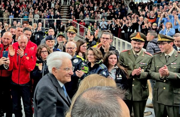 Il presidente Mattarella con i volontari trentini